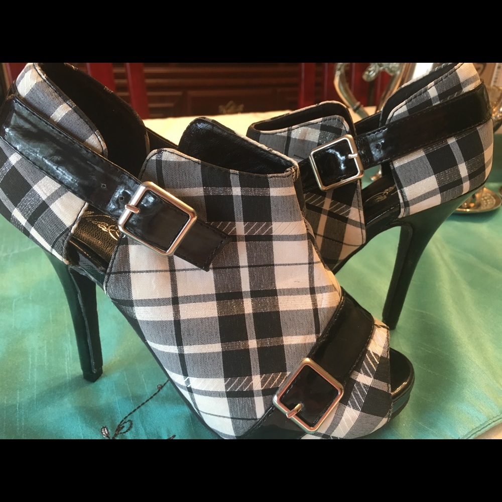 NWOT Black & White Plaid High Heel with Peep Toe